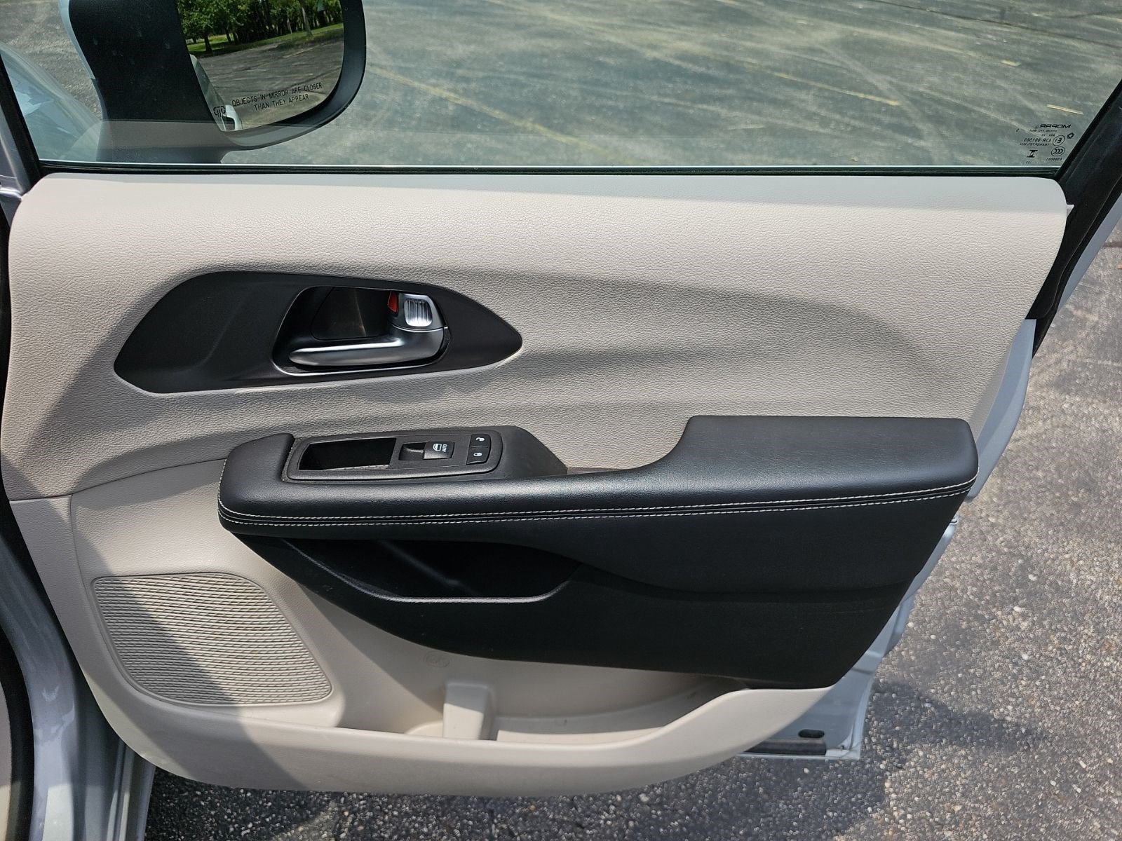 Used 2023 Chrysler Pacifica Touring-L FWD image 14