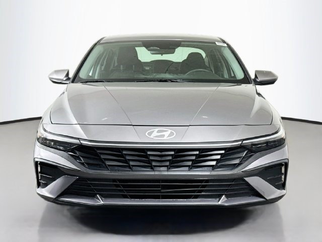 Used 2025 Hyundai Elantra SE FWD image 2