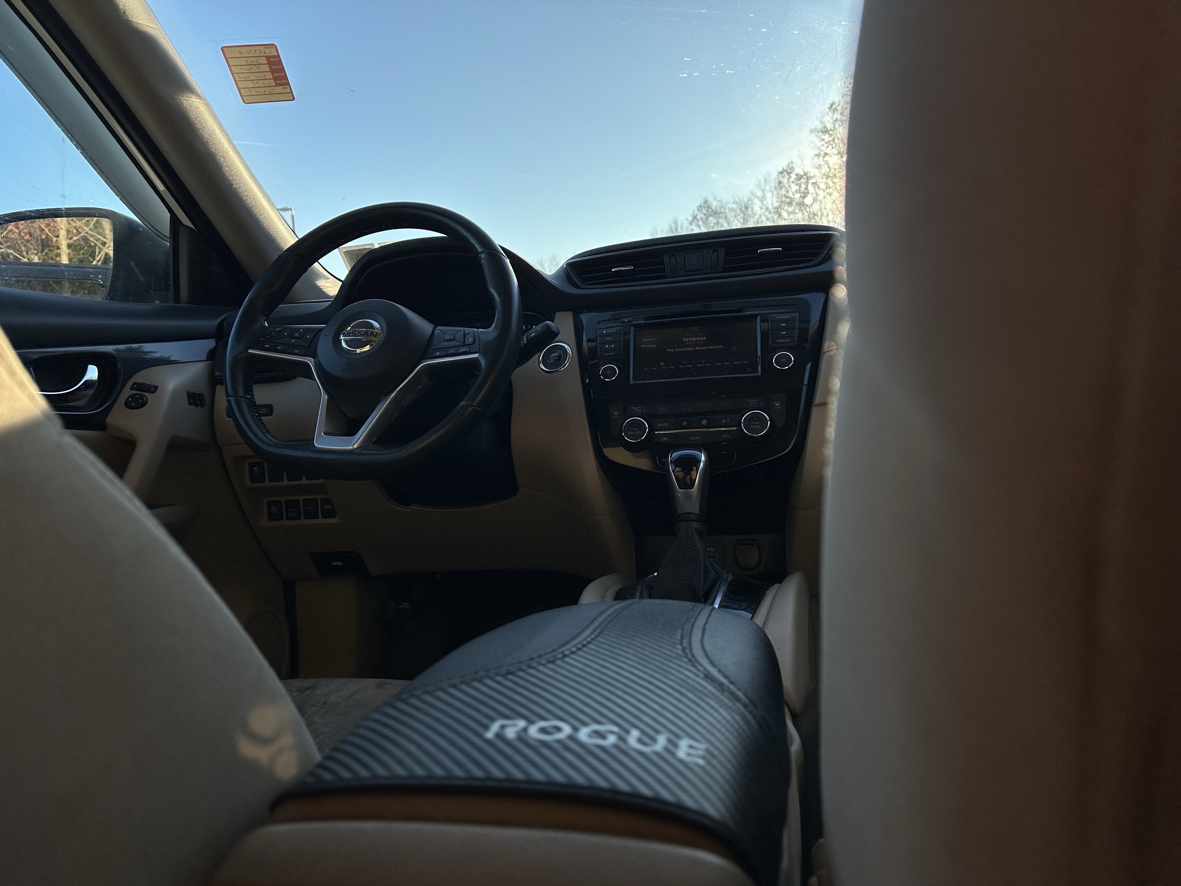 Used 2018 Nissan Rogue SV w/ Premium Package image 2