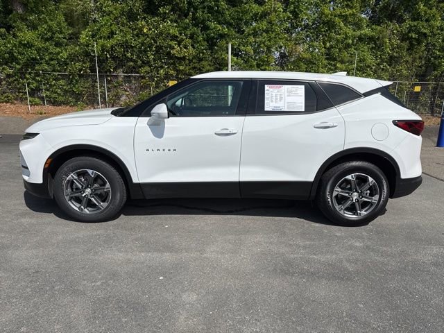 Used 2025 Chevrolet Blazer LT AWD/4WD image 2