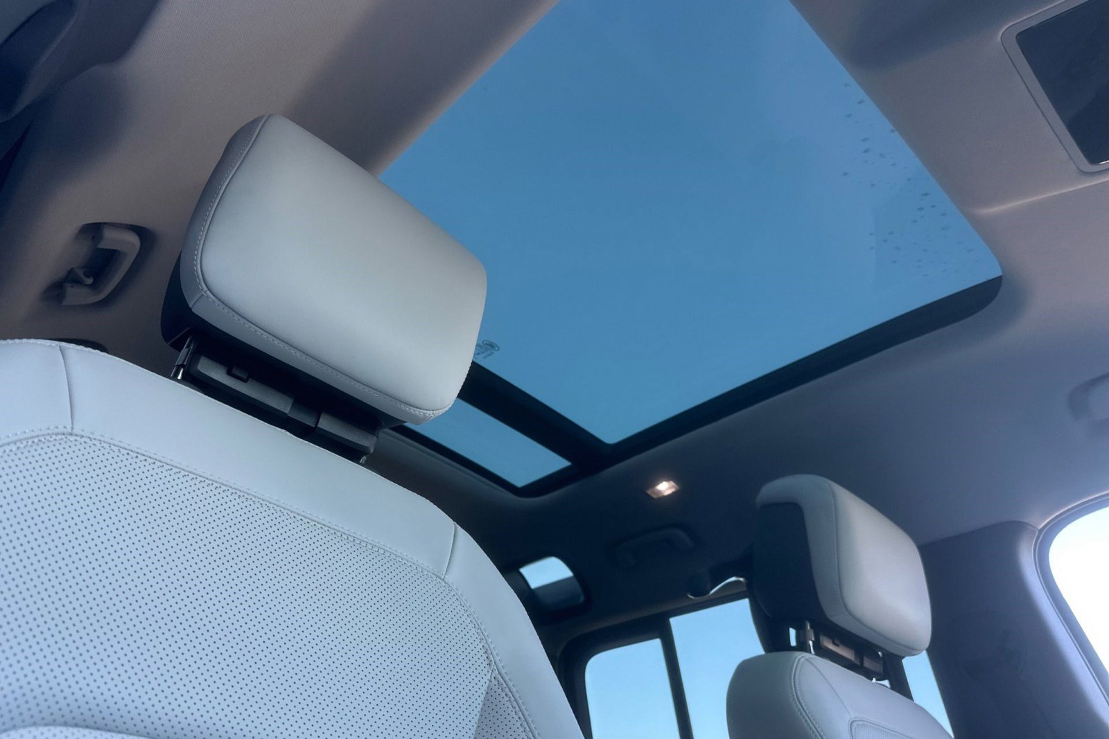 New 2026 Land Rover Defender 110 X-Dynamic SE image 23