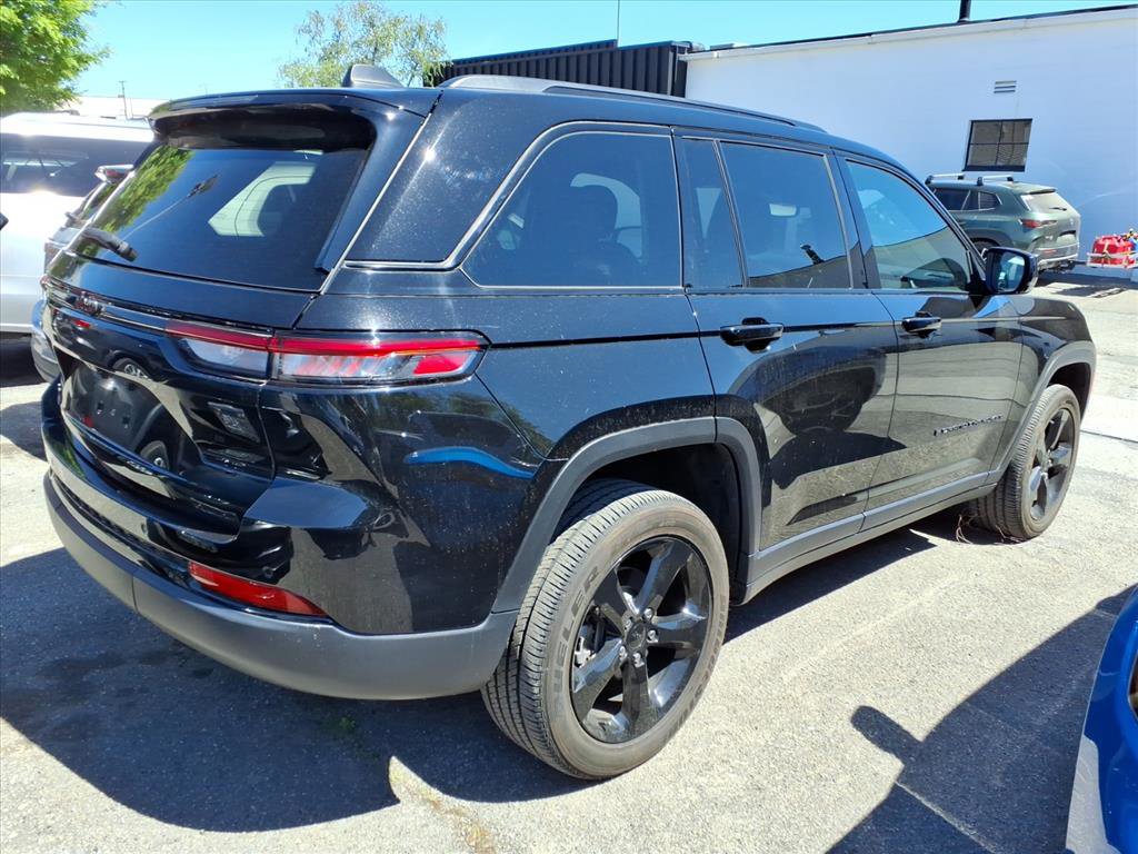 Used 2024 Jeep Grand Cherokee Altitude image 2