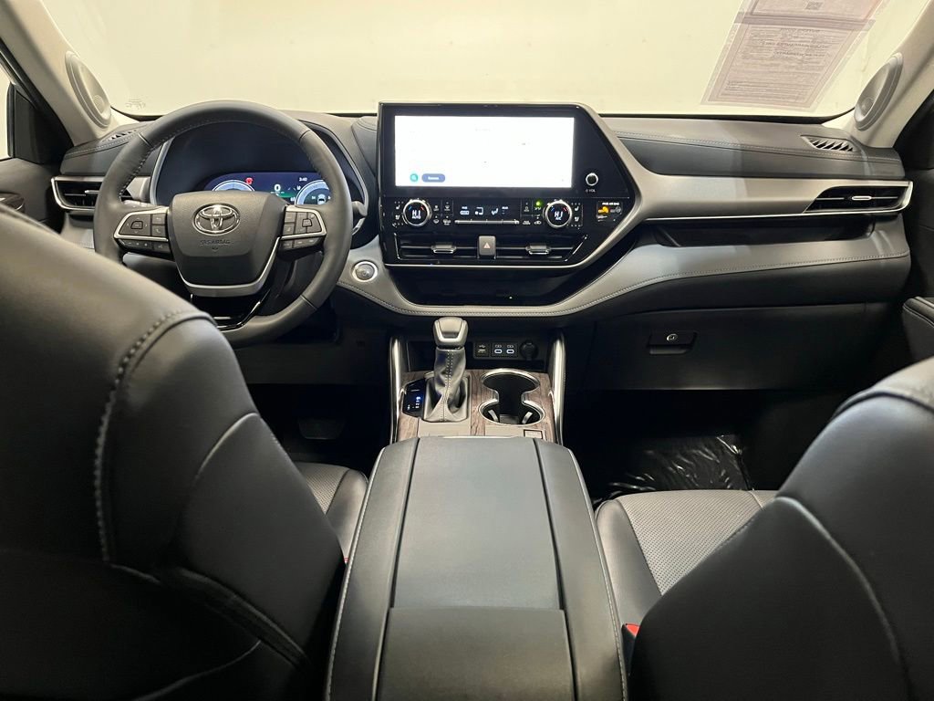 Used 2024 Toyota Highlander Limited AWD/4WD image 17