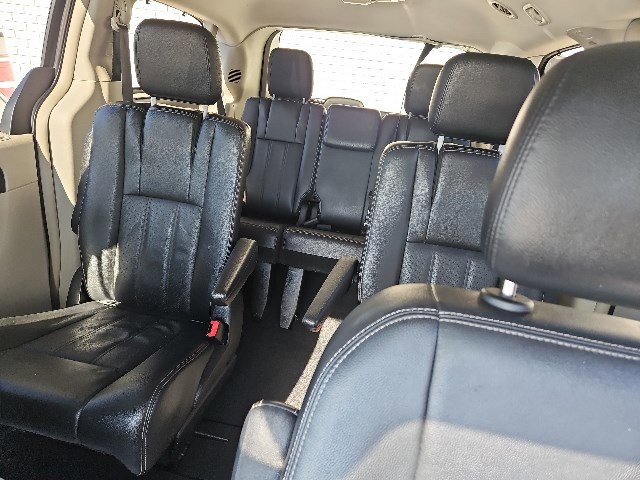 Used 2014 Chrysler Town & Country Touring-L image 10
