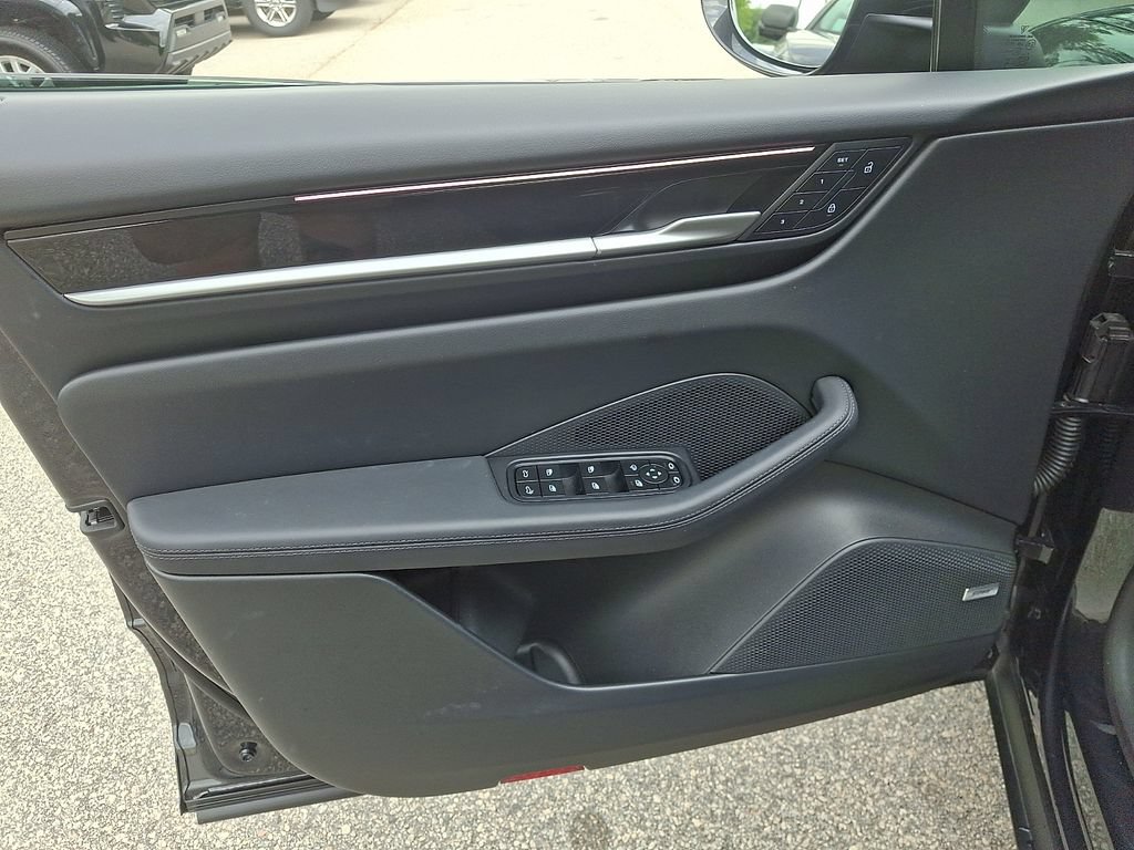 Used 2025 Porsche Macan Electric RWD image 12