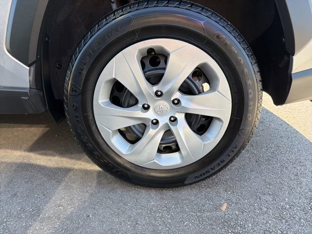 Used 2021 Toyota RAV4 LE image 31