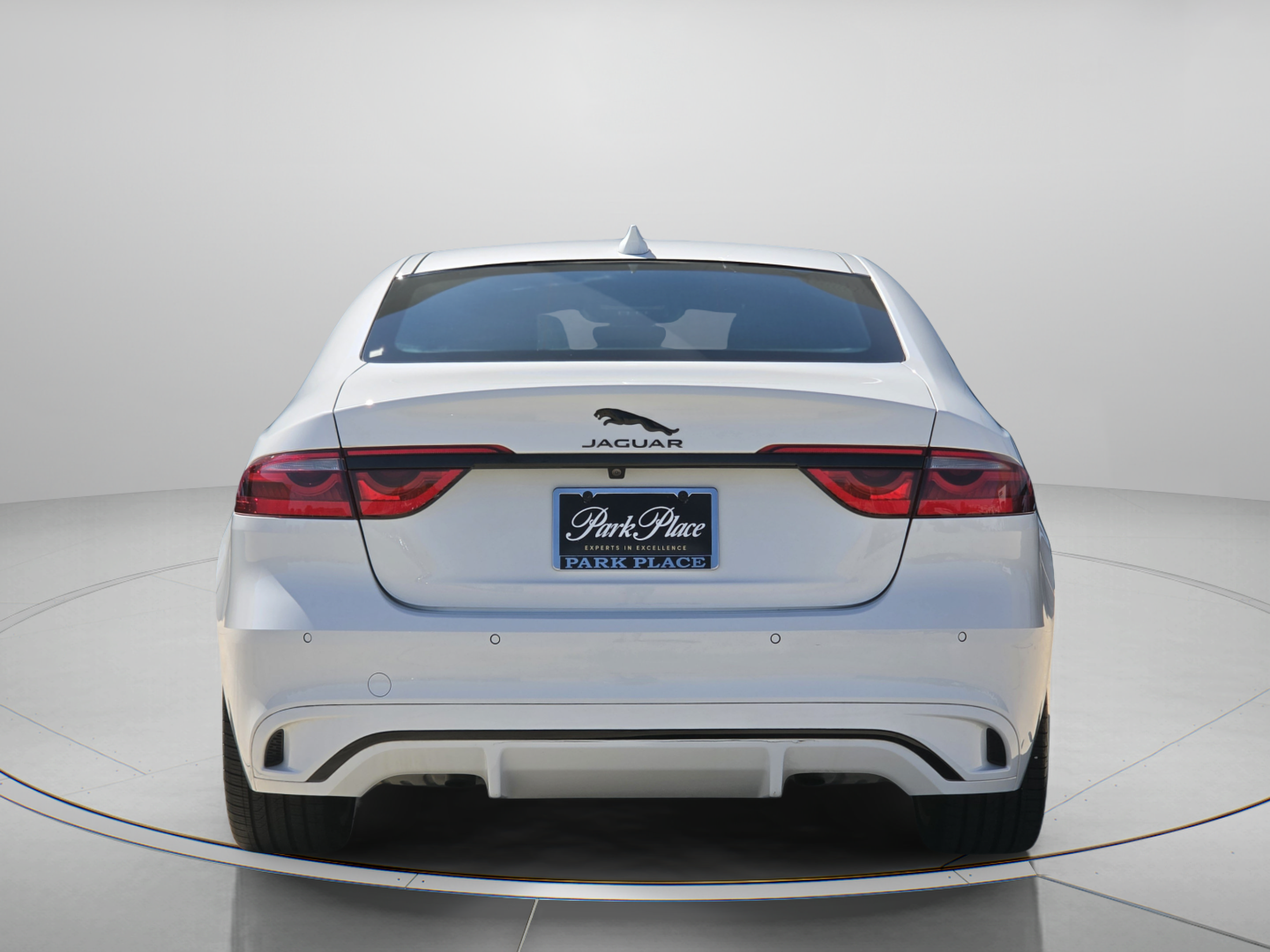Certified 2024 Jaguar XF R-Dynamic SE AWD/4WD image 4