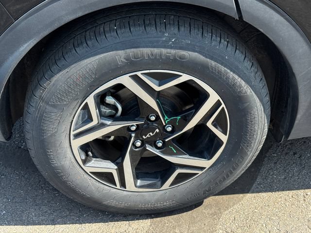 Used 2025 Kia Sportage LX FWD image 12