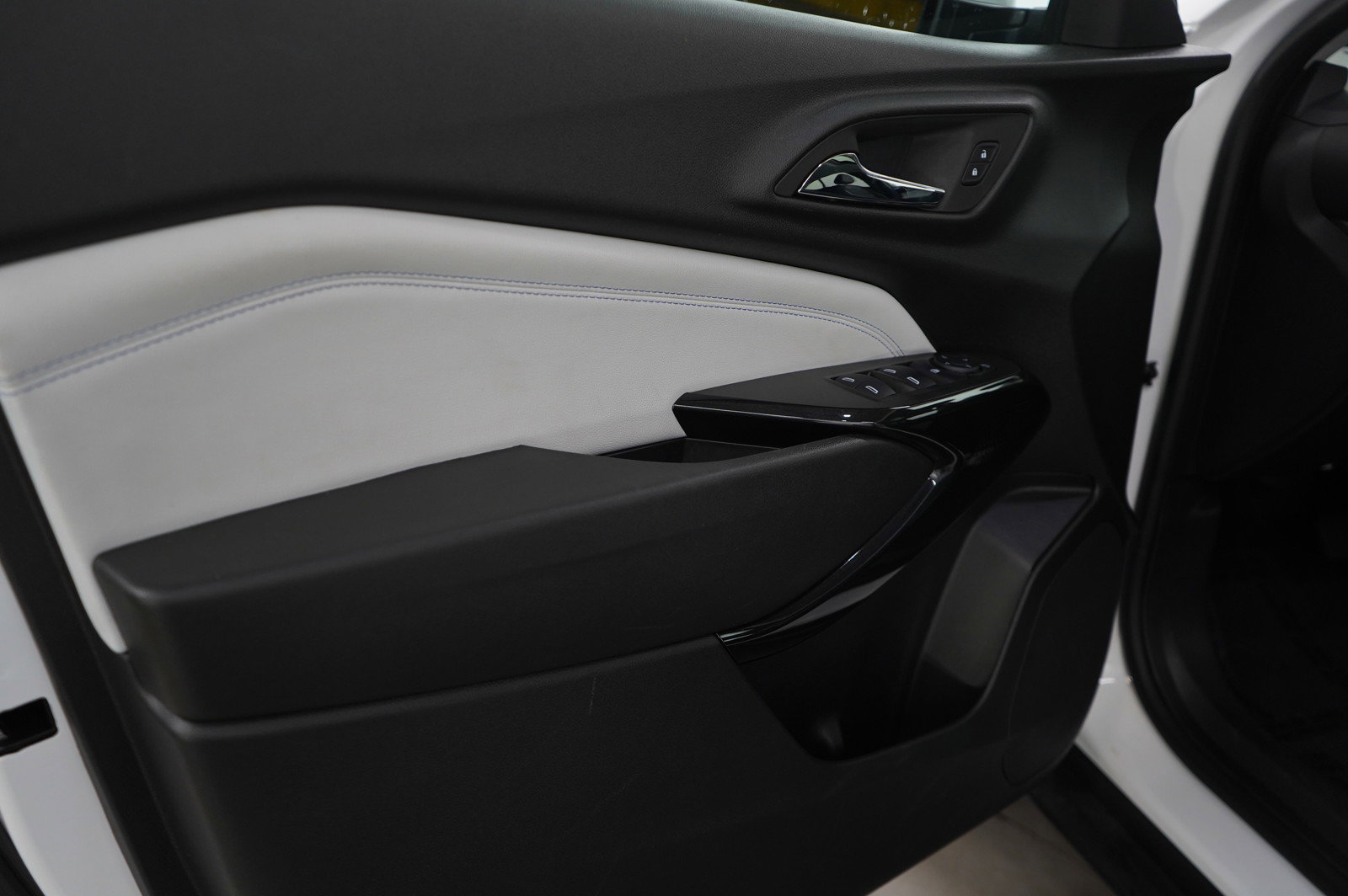 Used 2024 Chevrolet Trax LT w/ Sunroof Package image 22