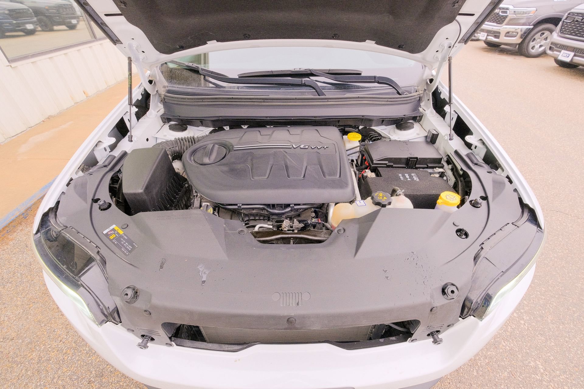 Used 2022 Jeep Cherokee Latitude Lux w/ Sun & Sound Group image 39