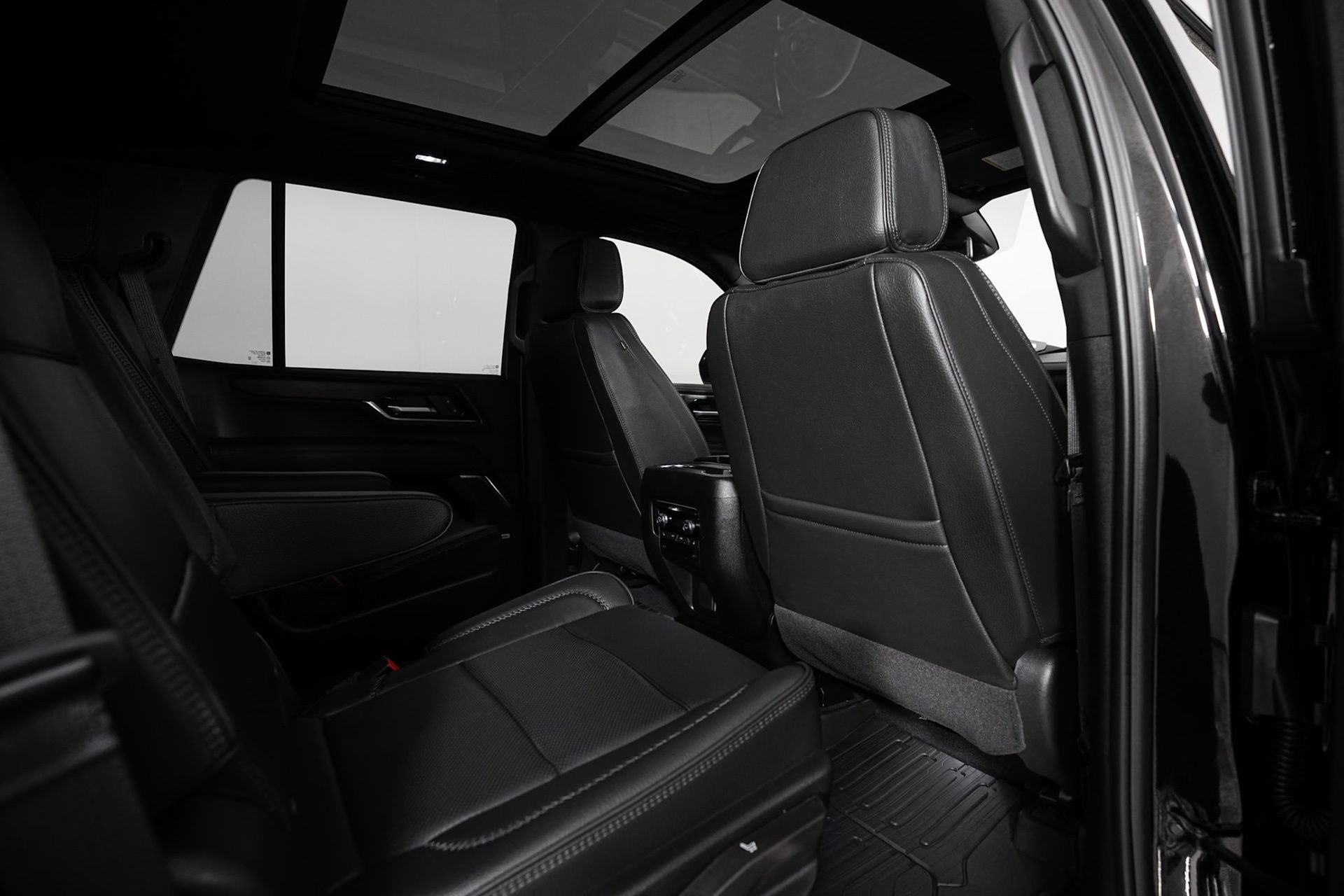 Used 2026 GMC Yukon Denali w/ Sun & Power Step Package AWD/4WD image 8