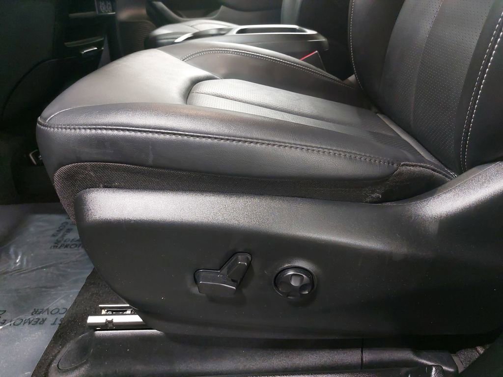 Used 2025 Chrysler Pacifica Select FWD image 27