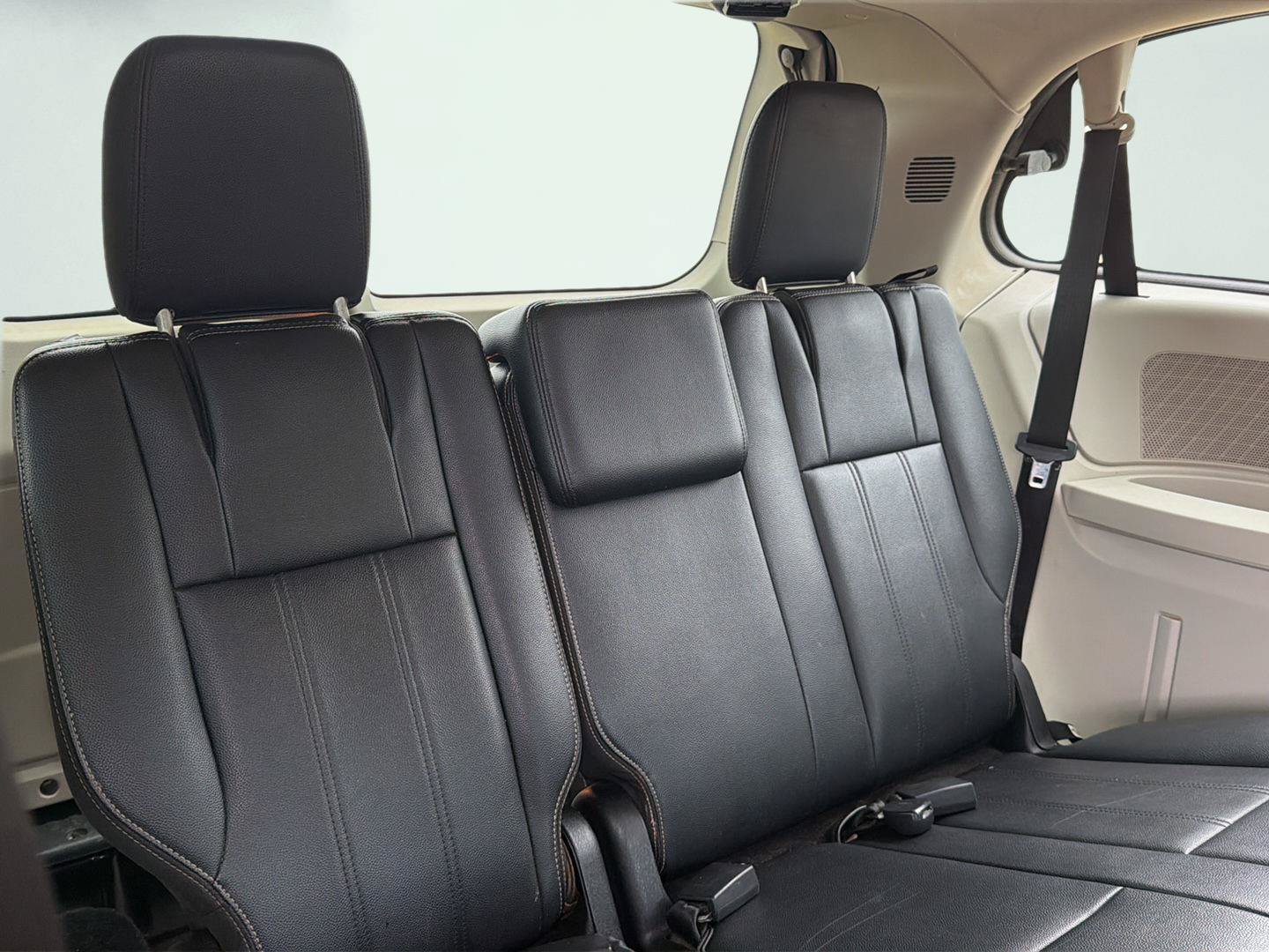 Used 2014 Chrysler Town & Country Touring FWD image 20