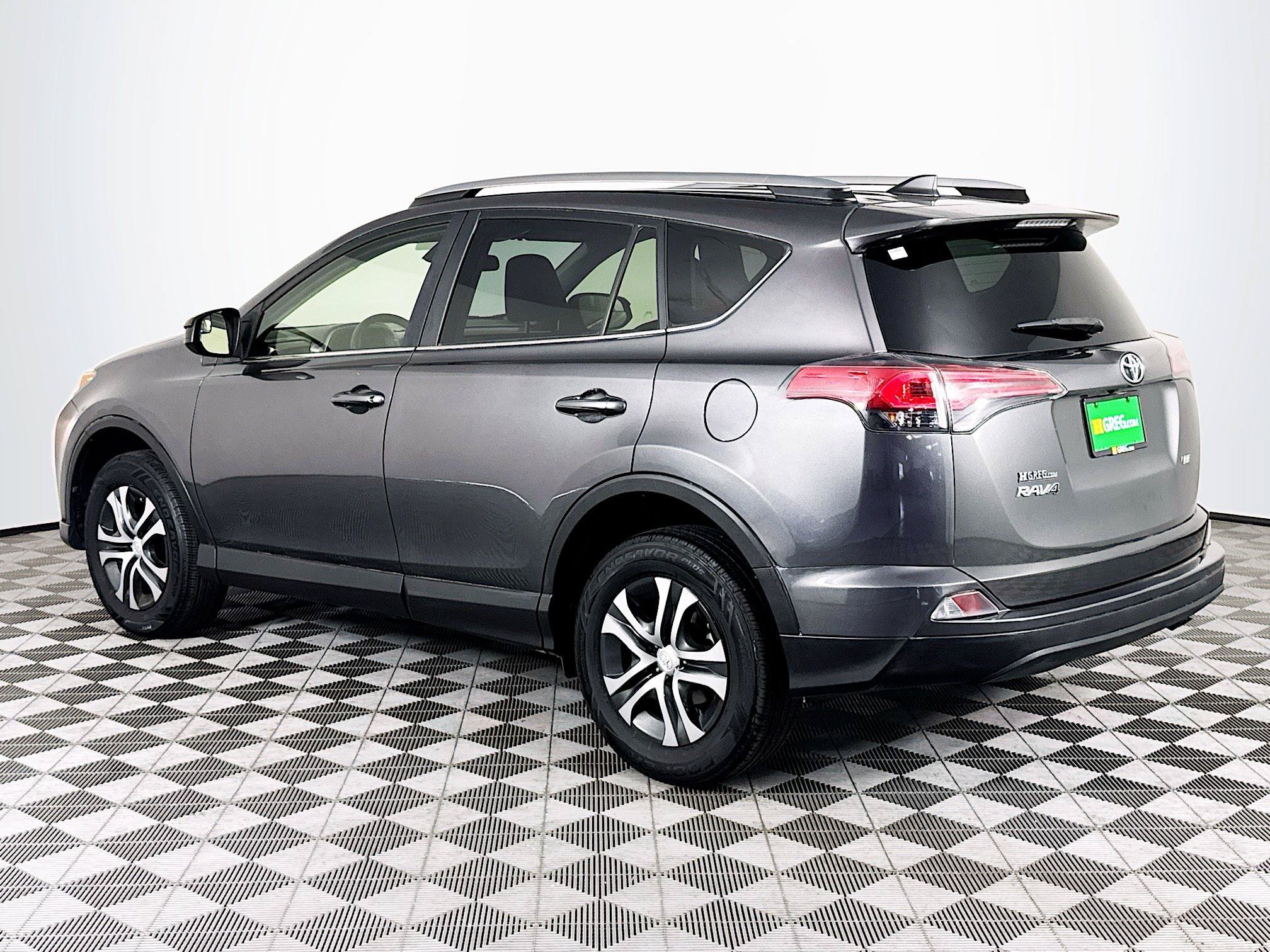 Used 2017 Toyota RAV4 LE FWD image 6