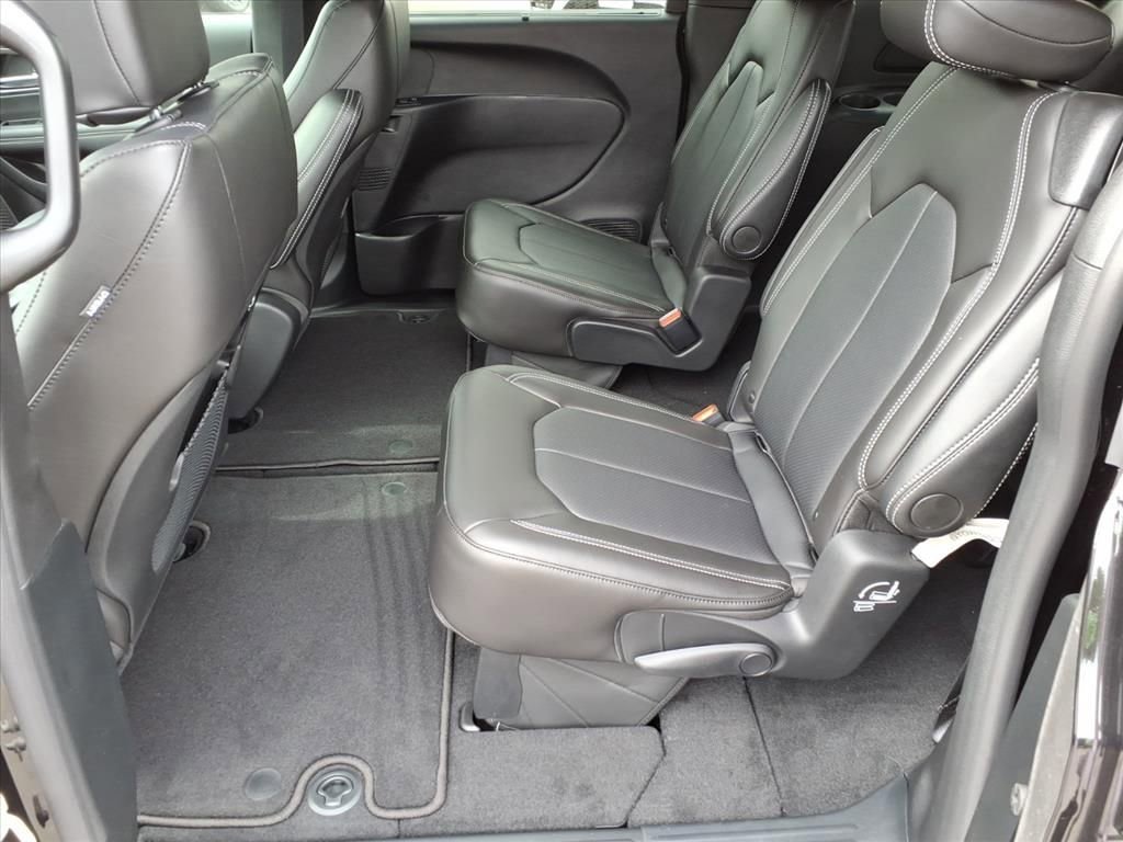 New 2026 Chrysler Pacifica Select image 12