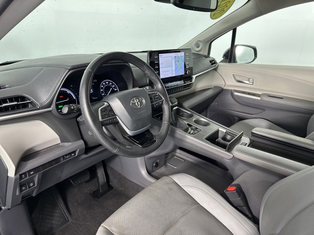 Used 2021 Toyota Sienna Limited image 12