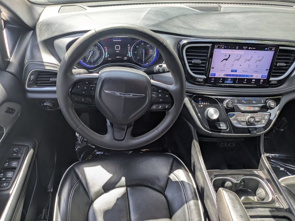 Used 2025 Chrysler Pacifica Limited FWD image 16