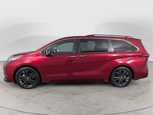 Used 2022 Toyota Sienna XSE image 2