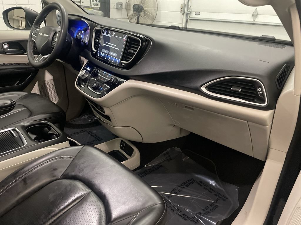 Used 2023 Chrysler Pacifica Touring-L FWD image 21