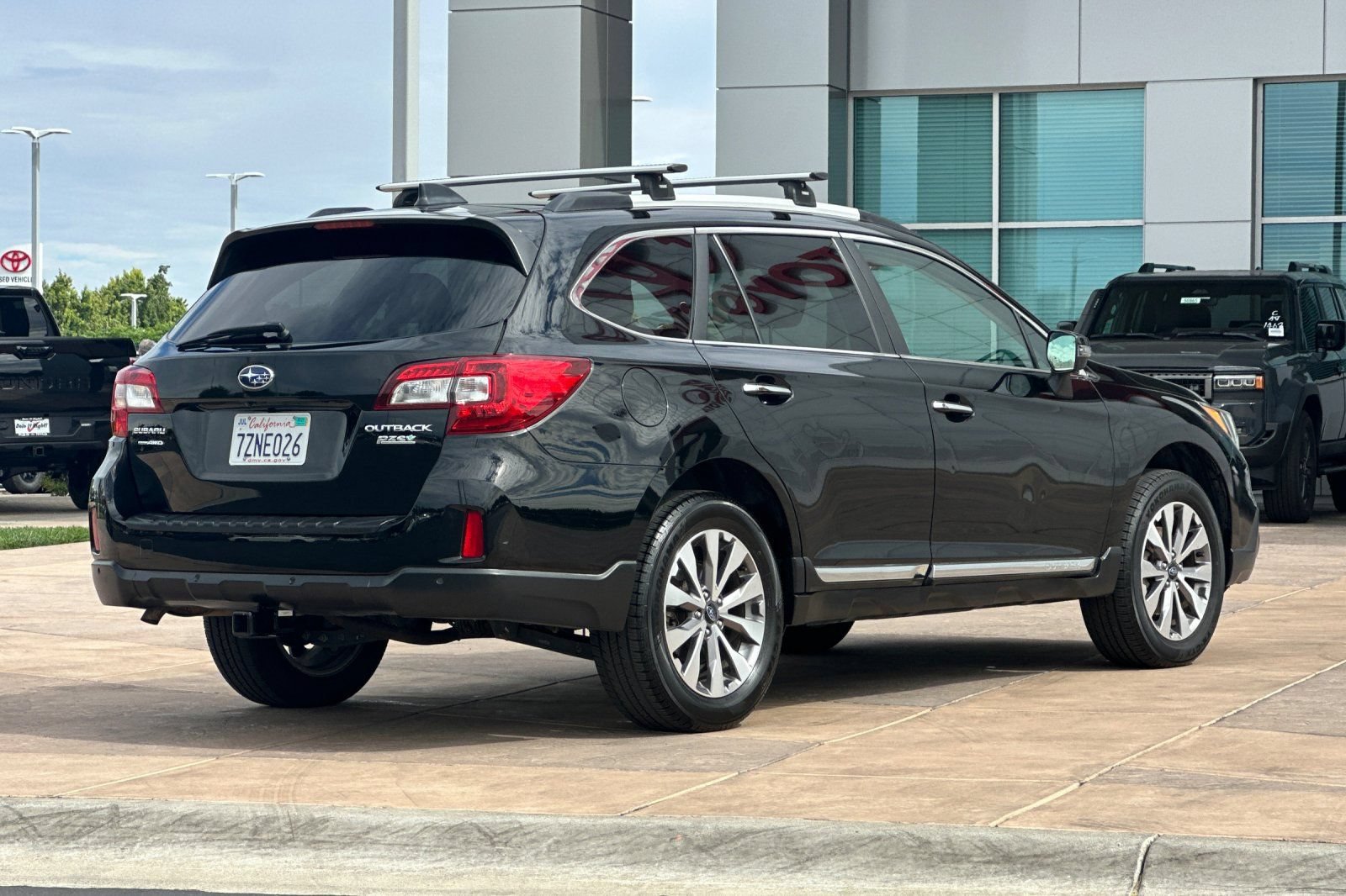 Used 2017 Subaru Outback 2.5i Touring AWD/4WD image 4