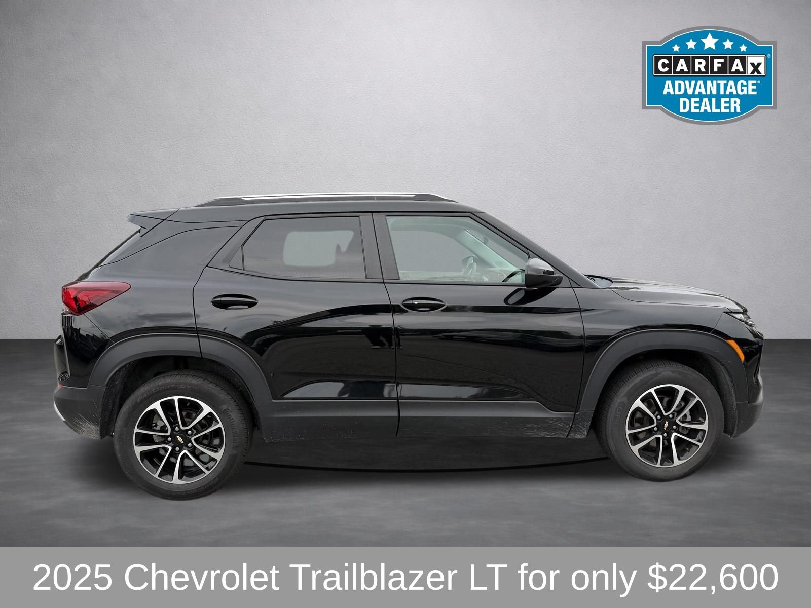 Used 2025 Chevrolet TrailBlazer LT AWD/4WD image 2