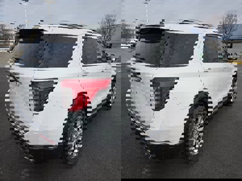 Used 2023 Ford Explorer Limited image 3