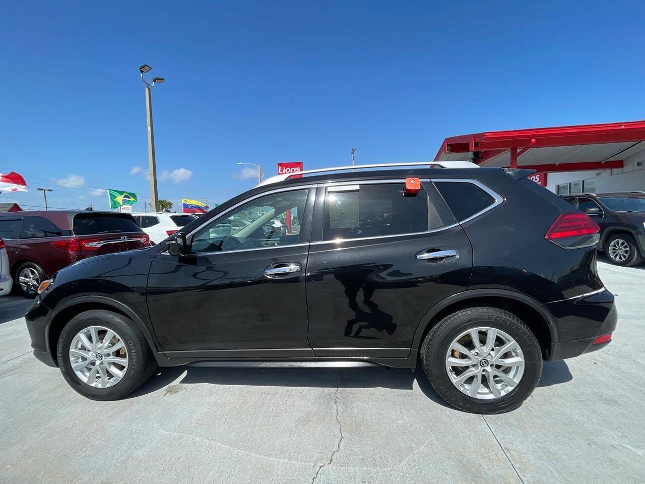 Used 2017 Nissan Rogue SV FWD image 17