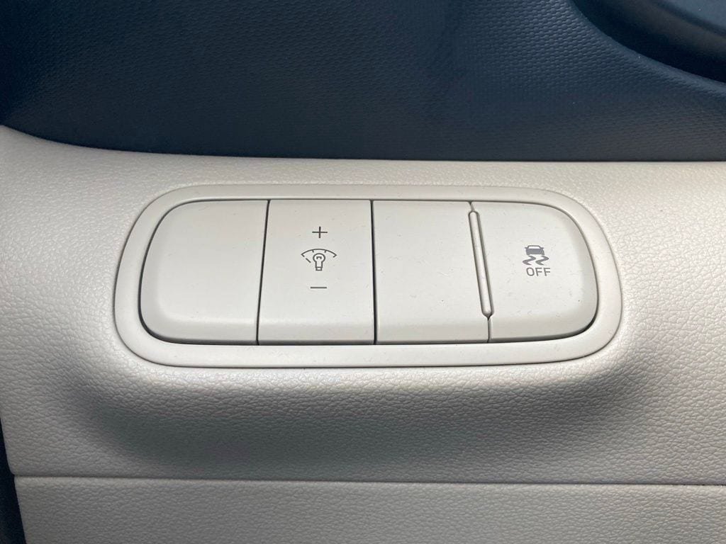 Used 2025 Hyundai Venue Limited FWD image 14