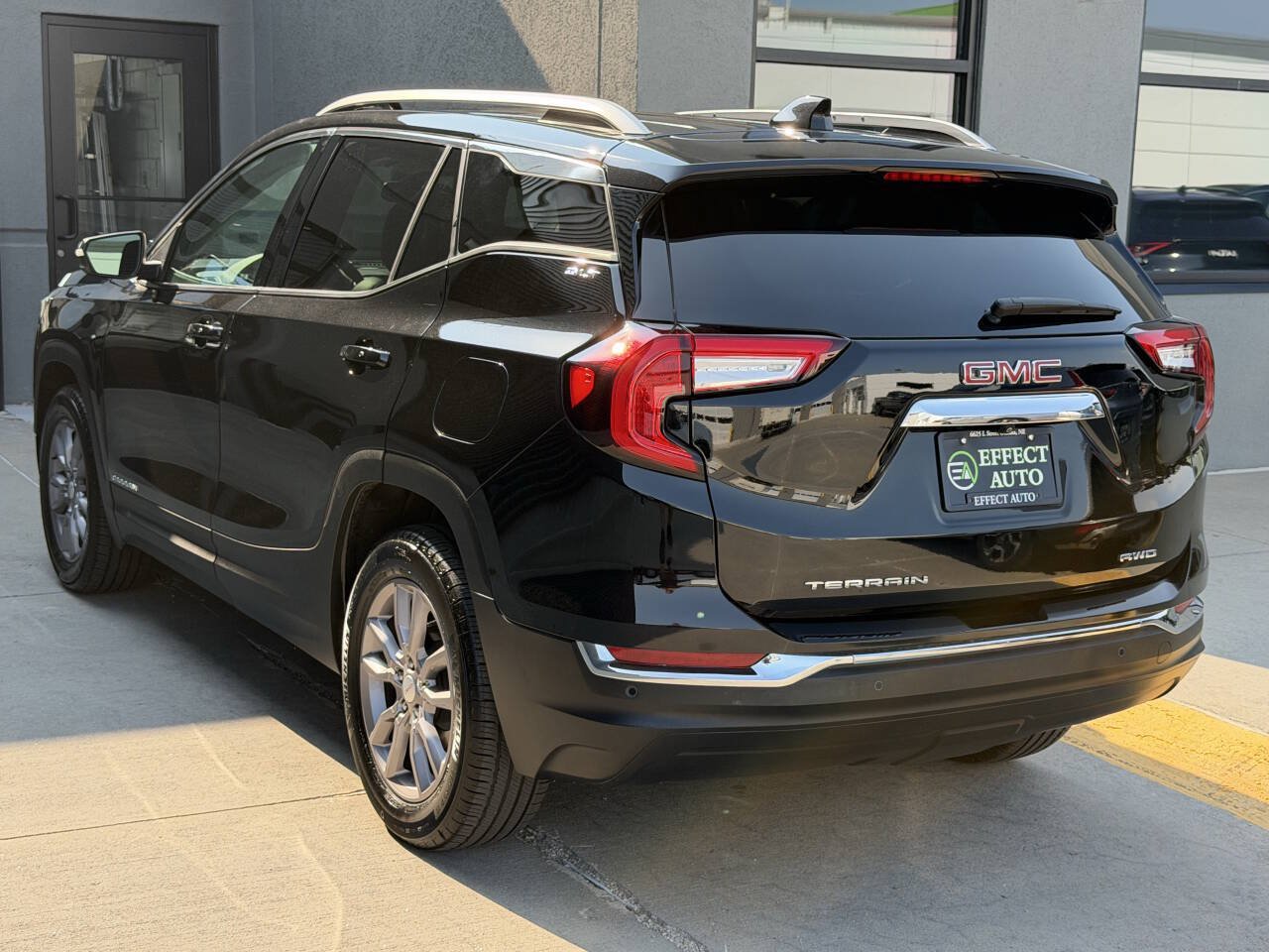 Used 2024 GMC Terrain SLT w/ Infotainment Package II AWD/4WD image 8