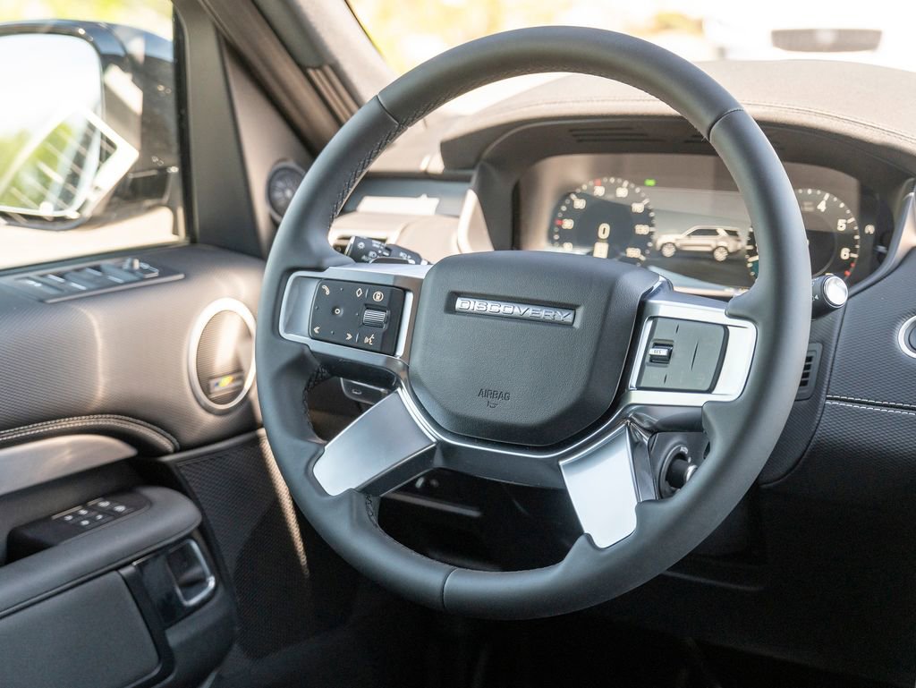 New 2025 Land Rover Discovery Dynamic SE image 14