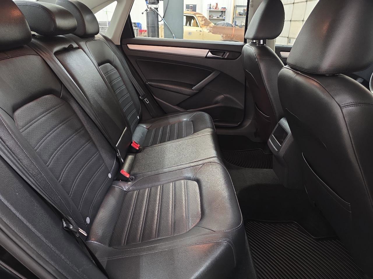 Used 2012 Volkswagen Passat 3.6 SE image 35