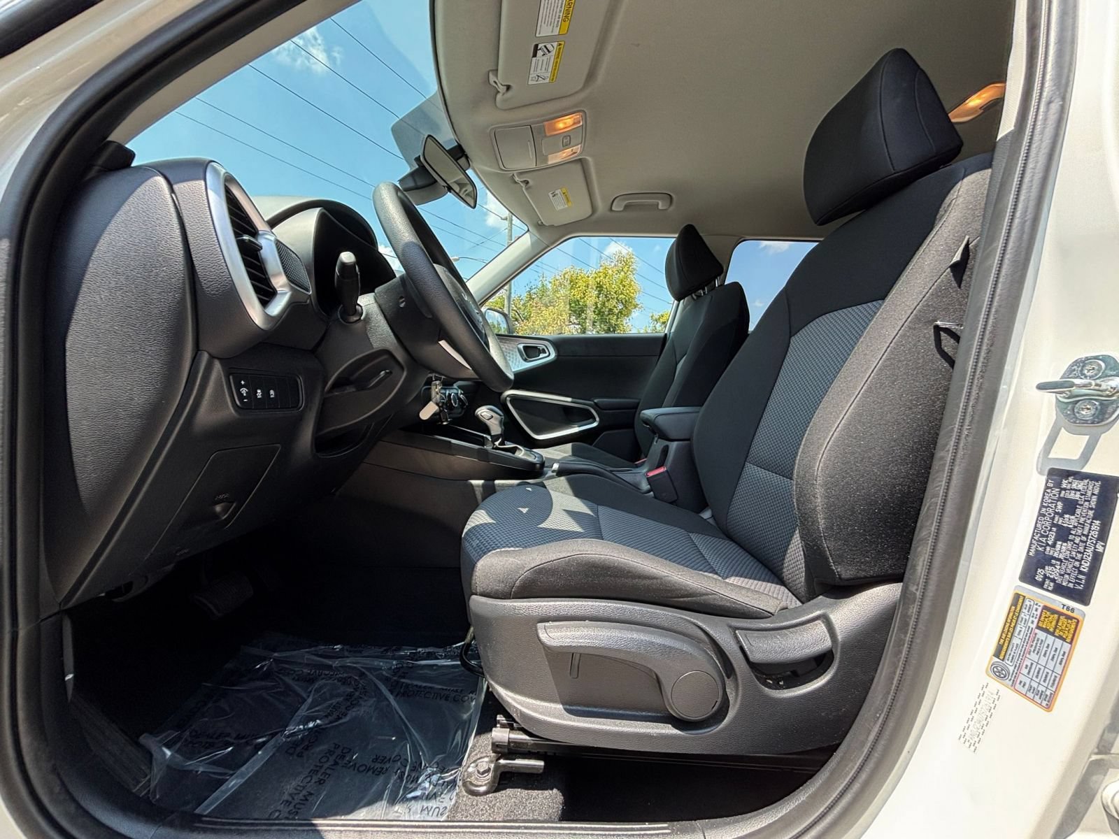 Used 2025 Kia Soul LX w/ LX Technology Package FWD image 23