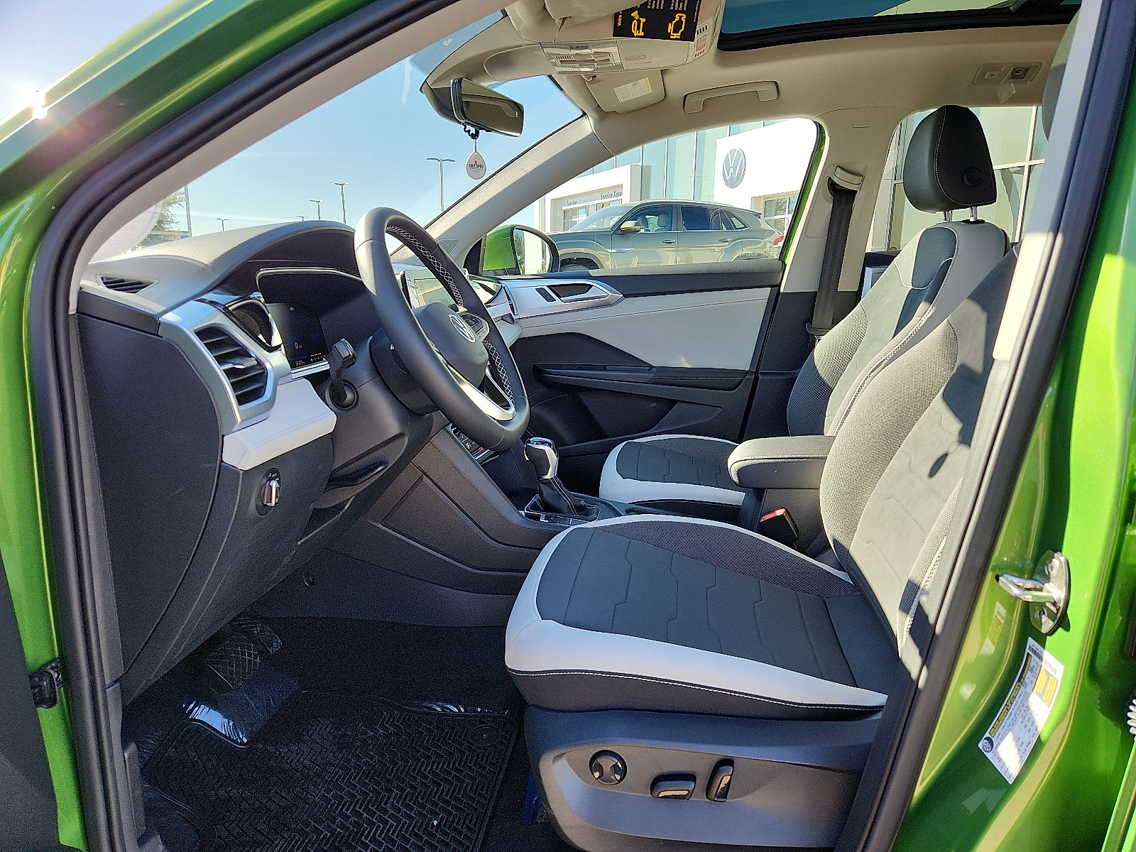 New 2026 Volkswagen Taos SE image 12