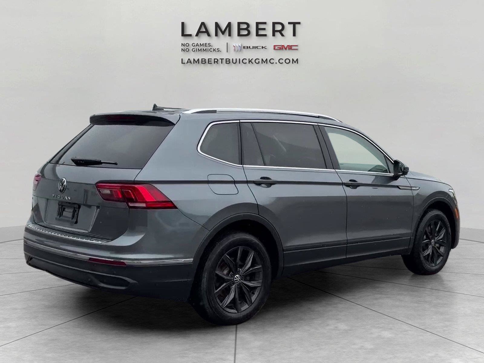 Used 2024 Volkswagen Tiguan SE w/ Panoramic Sunroof Package FWD image 5