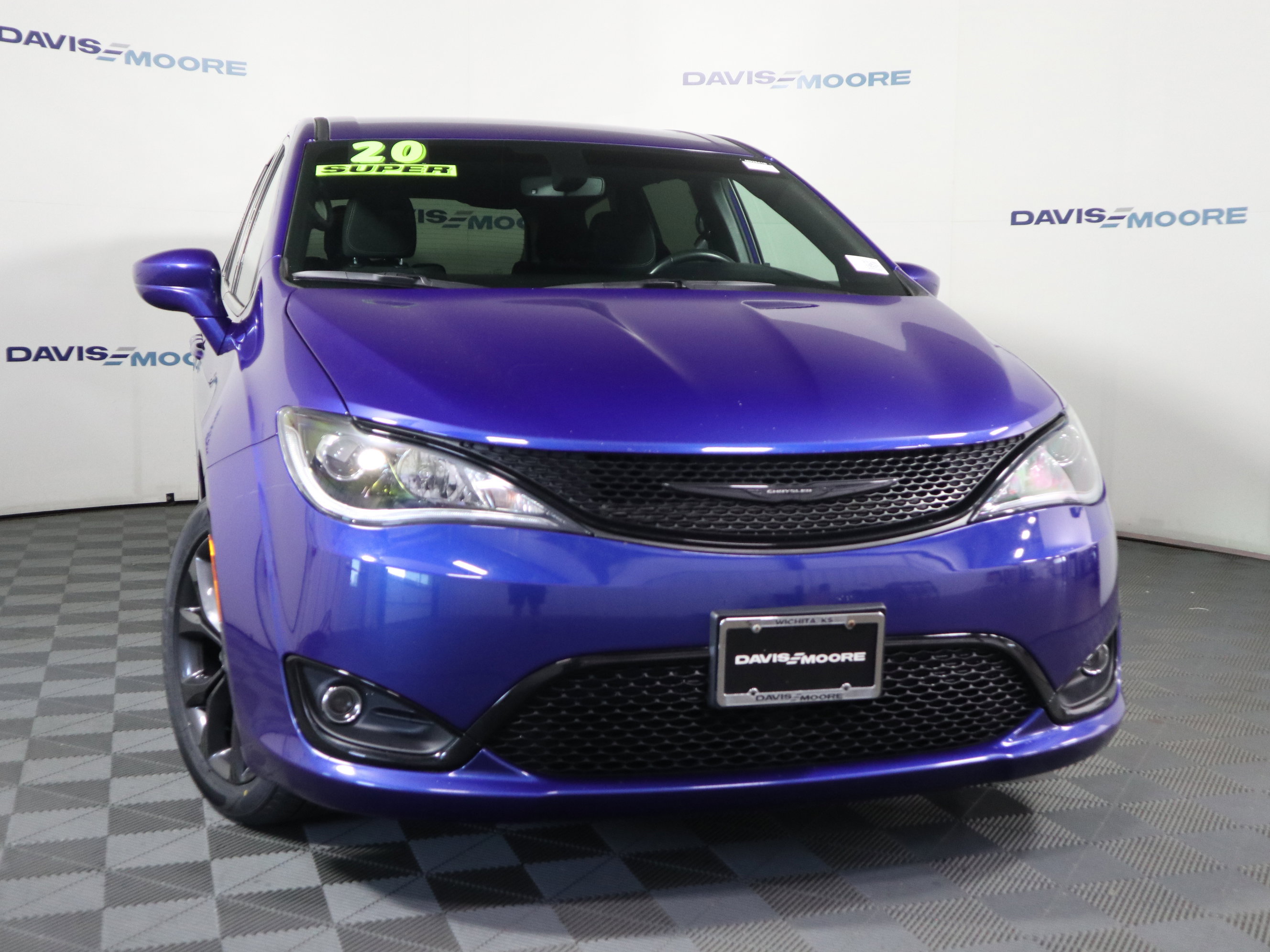 Used 2020 Chrysler Pacifica Touring w/ S Appearance Package image 2