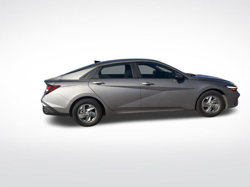 Used 2024 Hyundai Elantra SE FWD image 6