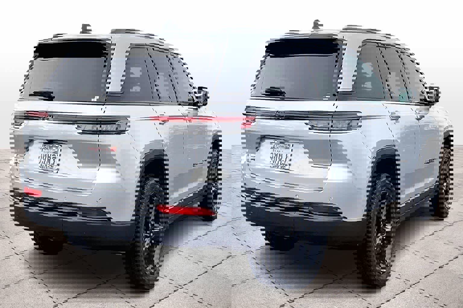 Used 2024 Jeep Grand Cherokee Altitude image 14