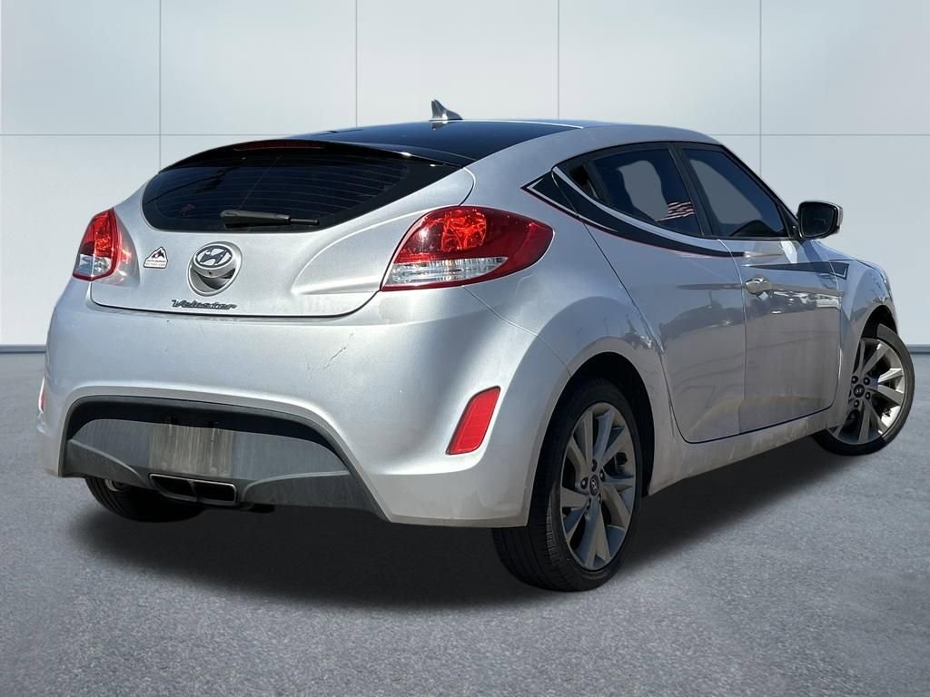 Used 2017 Hyundai Veloster image 2
