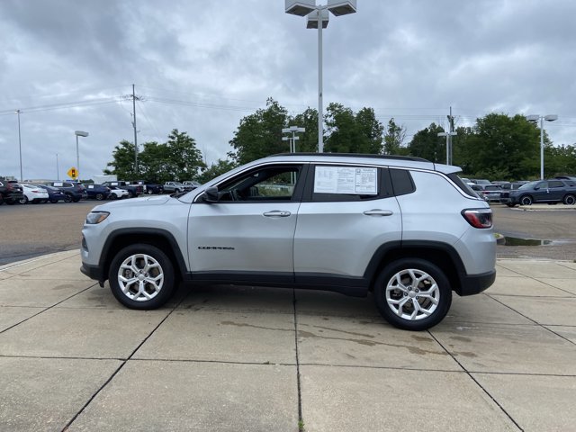 Used 2024 Jeep Compass Latitude AWD/4WD image 7