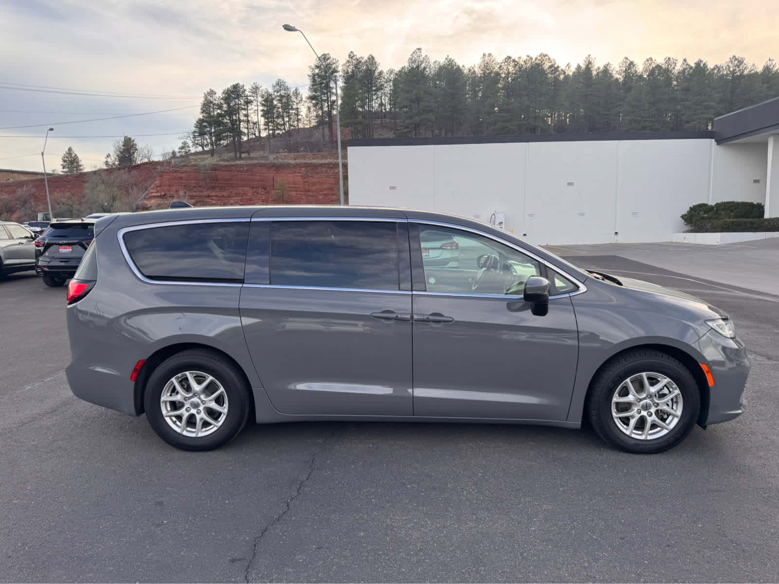 Used 2023 Chrysler Pacifica Touring-L image 6