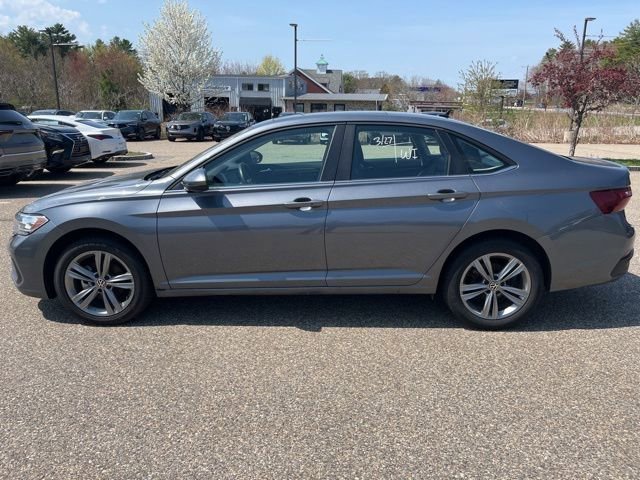 Used 2024 Volkswagen Jetta SE FWD image 2