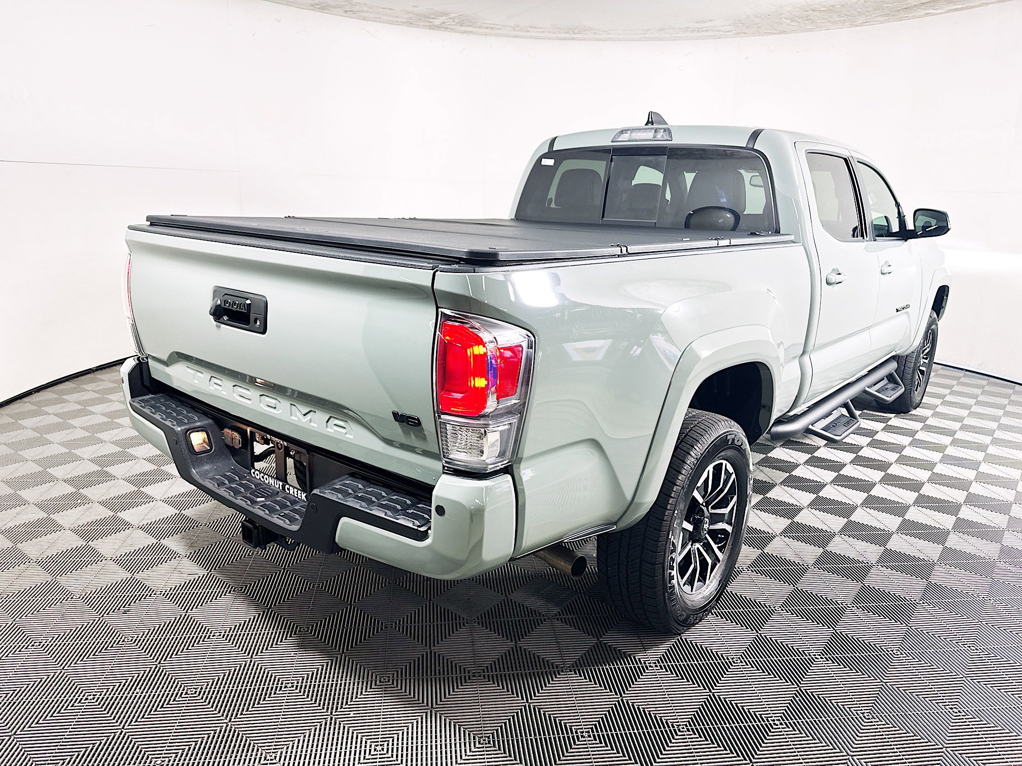Used 2022 Toyota Tacoma TRD Sport w/ TRD Premium Sport Package AWD/4WD image 3
