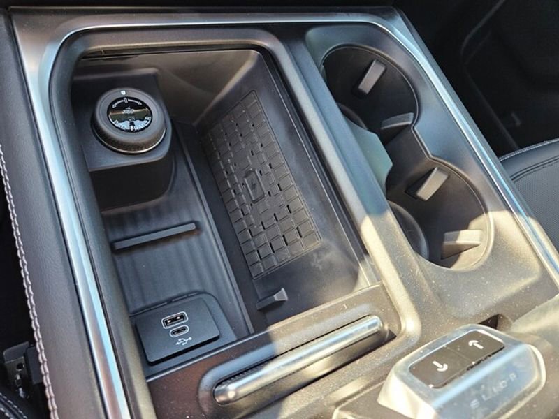 New 2025 Ford Expedition Platinum w/ Stealth Performance Package image 23