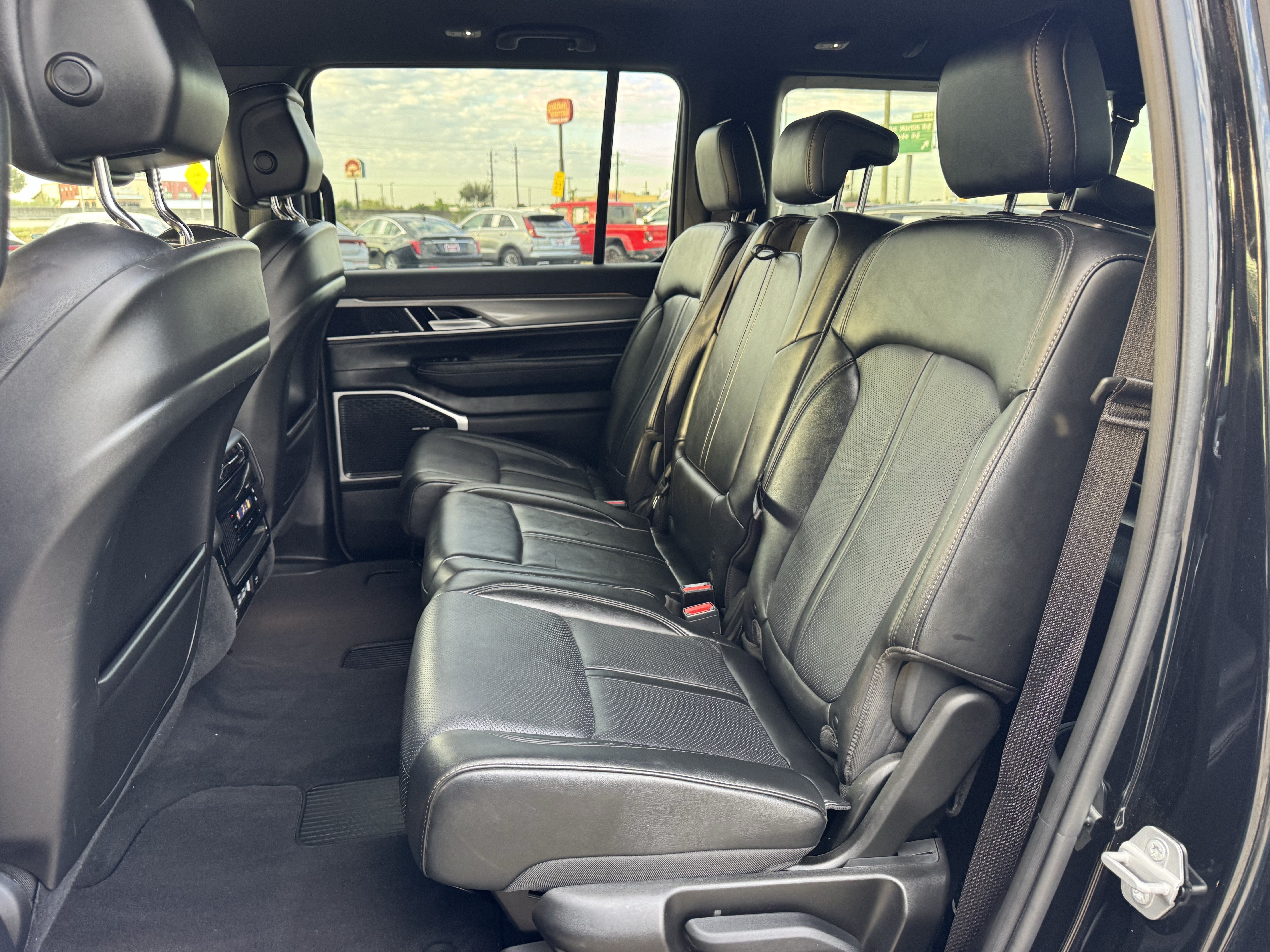Used 2025 Jeep Wagoneer L Series II w/ 8-pass Seating Package AWD/4WD image 24