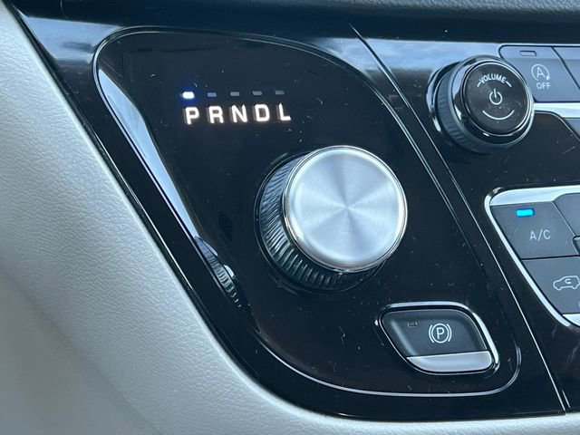Used 2024 Chrysler Pacifica Touring-L image 28