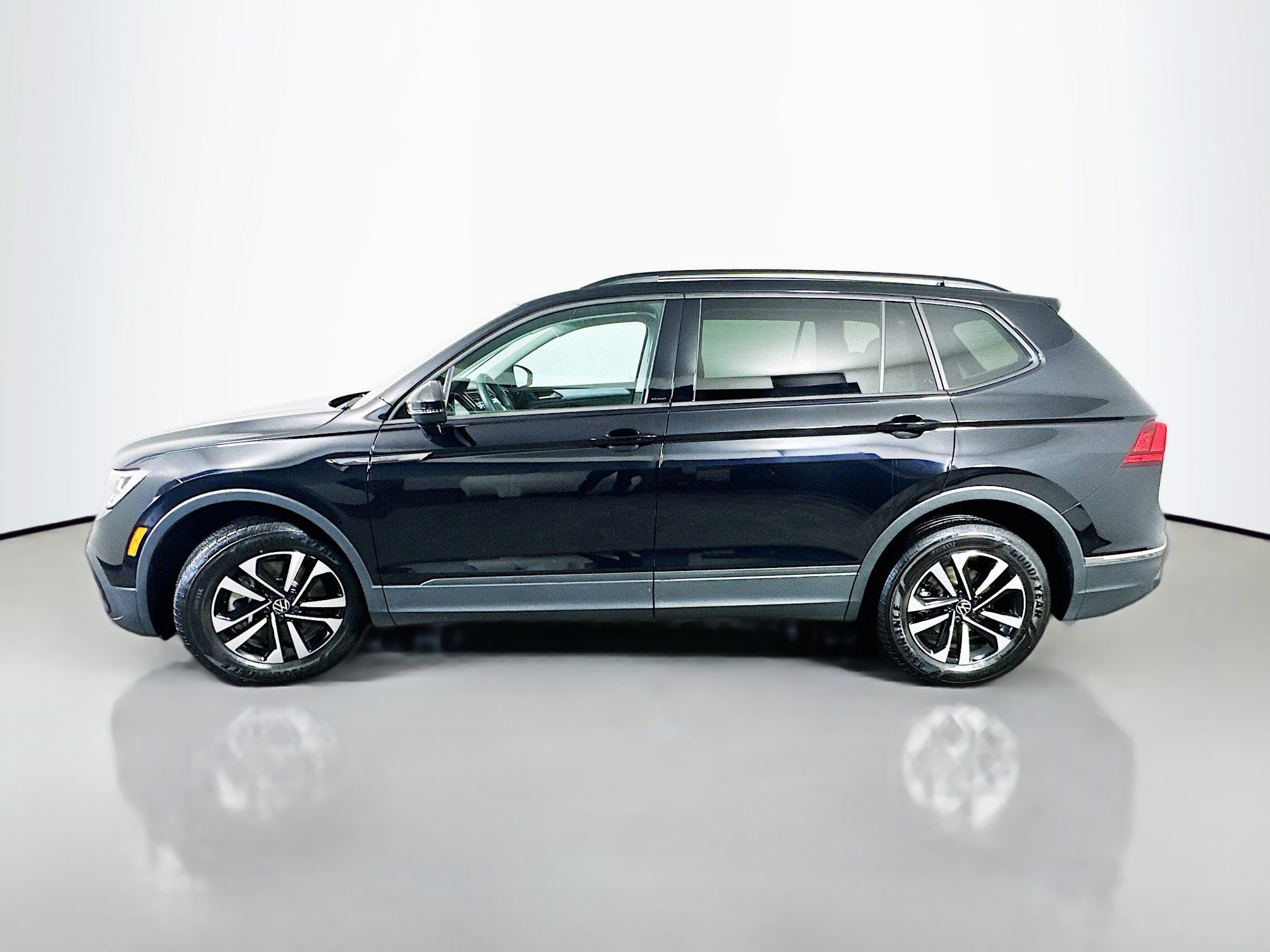 Used 2023 Volkswagen Tiguan S FWD image 4
