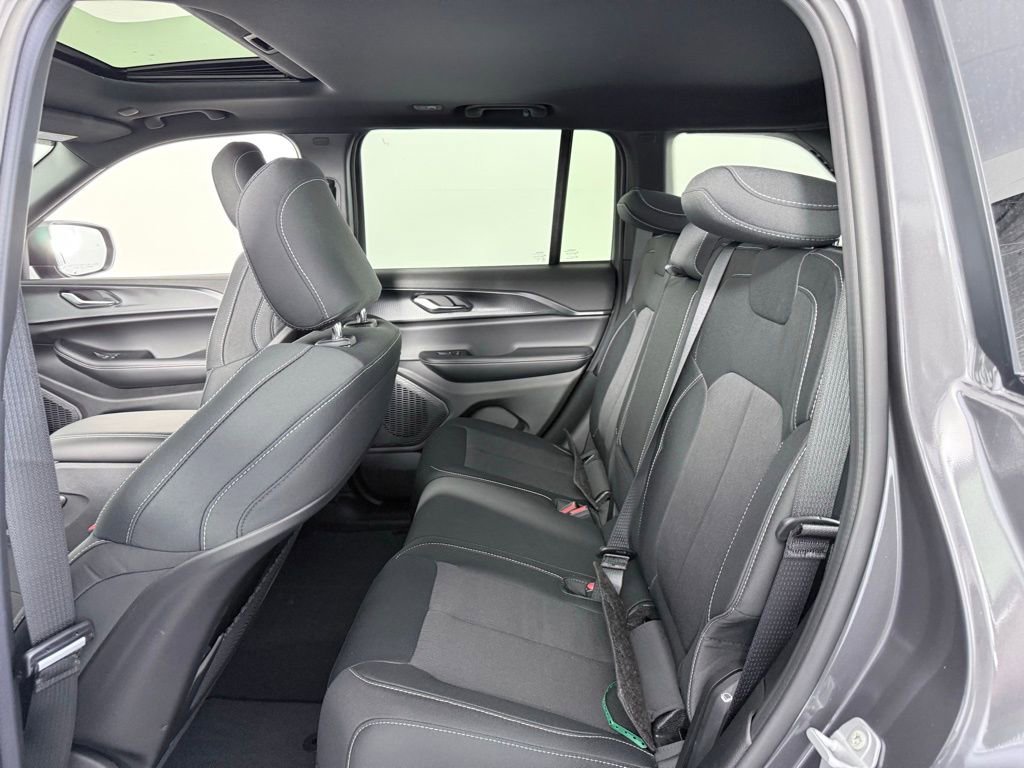 New 2025 Jeep Grand Cherokee Laredo X image 18