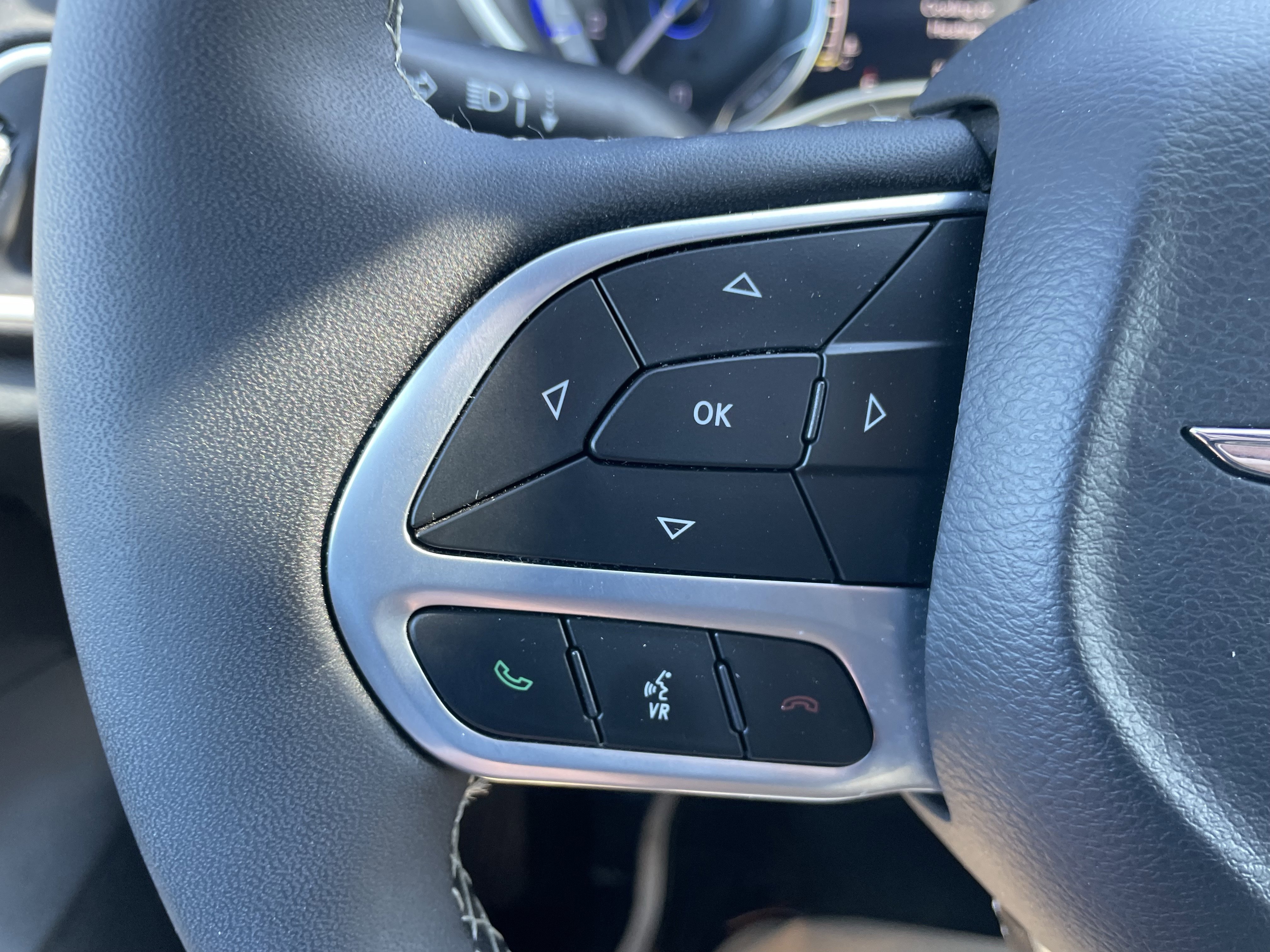 Used 2025 Chrysler Pacifica Select image 15
