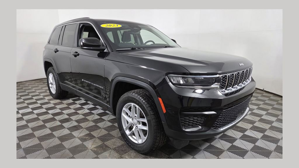 Used 2023 Jeep Grand Cherokee Laredo image 1