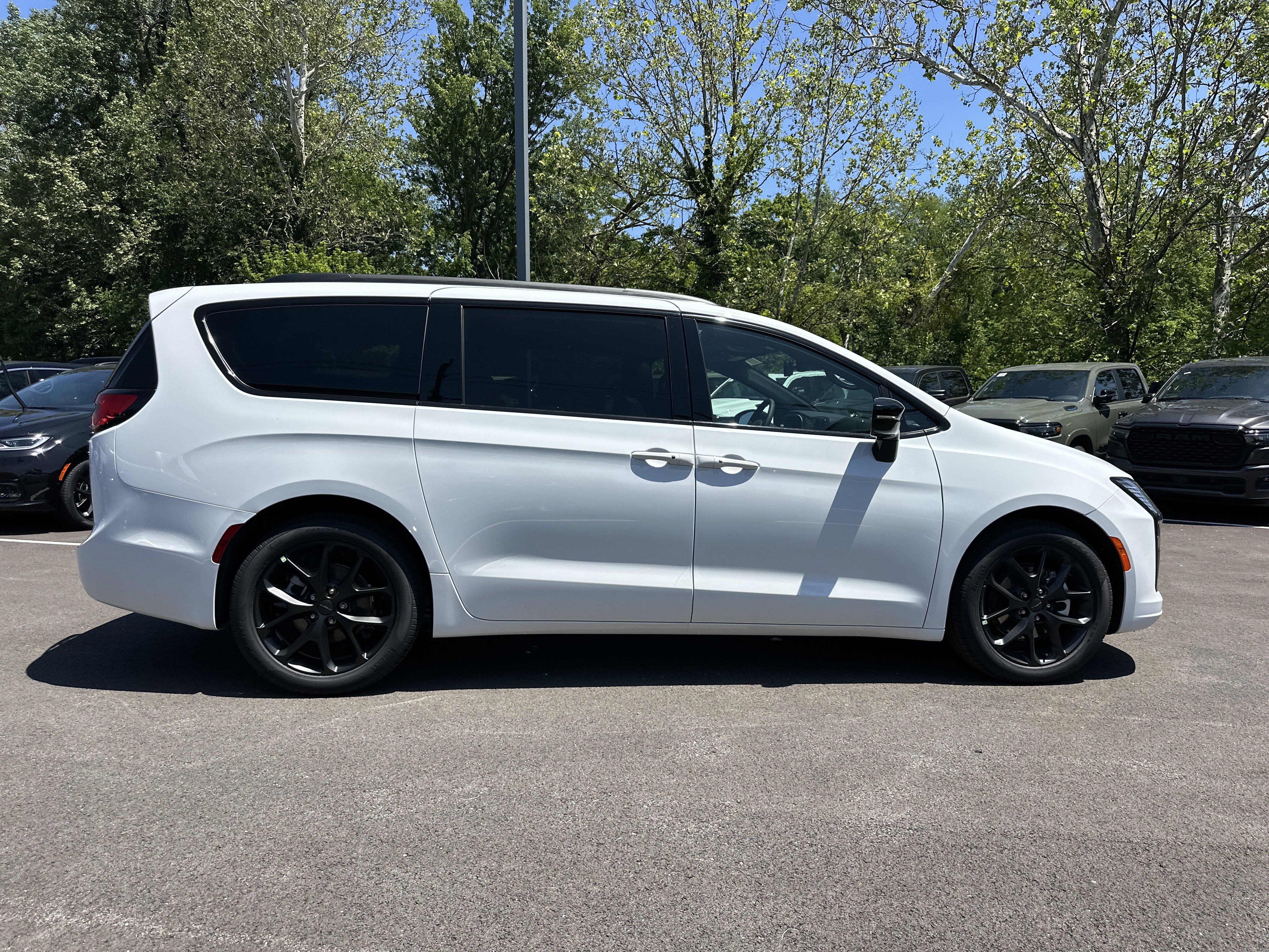 New 2027 Chrysler Pacifica Limited FWD image 16
